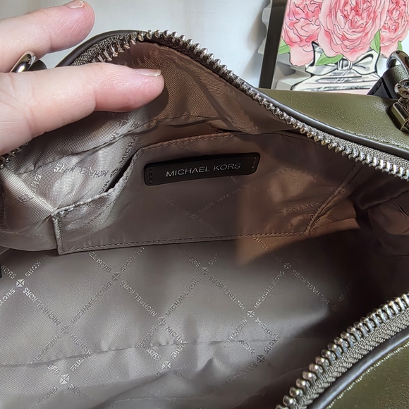 Michael Kors Olive Star-Embellished Women's Bag - Picture 8 of 10